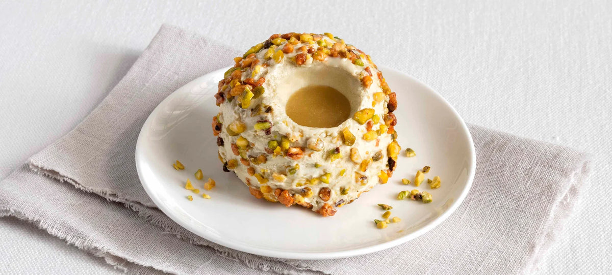 Tartufo al pistacchio con granella di pistacchi e salsa al caramello