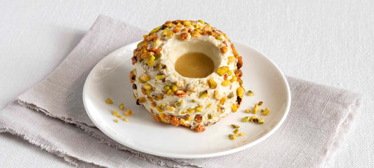 Tartufo al pistacchio con granella di pistacchi e salsa al caramello