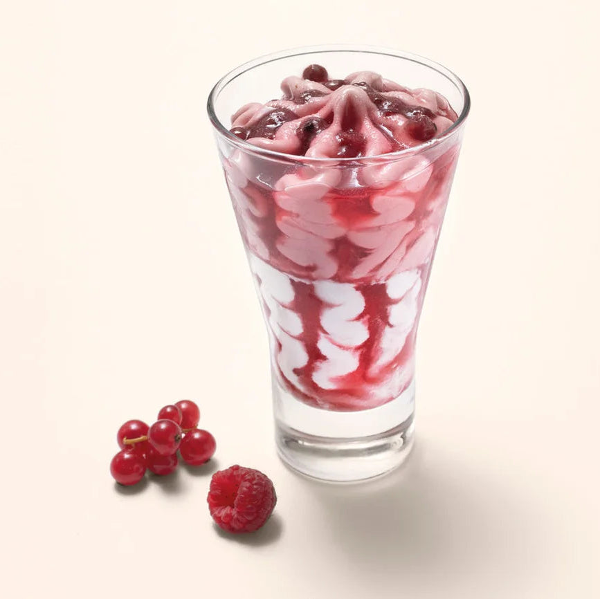 Coppa ai frutti di bosco con lamponi e ribes