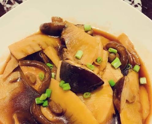 620. FUNGHI BAMBÙ SALTATI